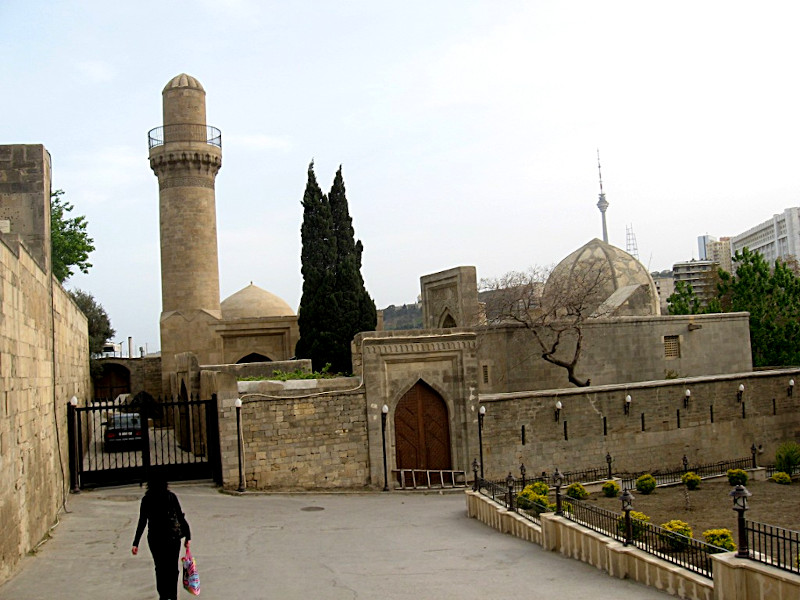 The heart of the historic center of Baku remained in Marco Polo’s time, when it was a stage of the silk road. The circle around dates back to the Belle Epoque, the world oil exchange of the late nineteenth century.