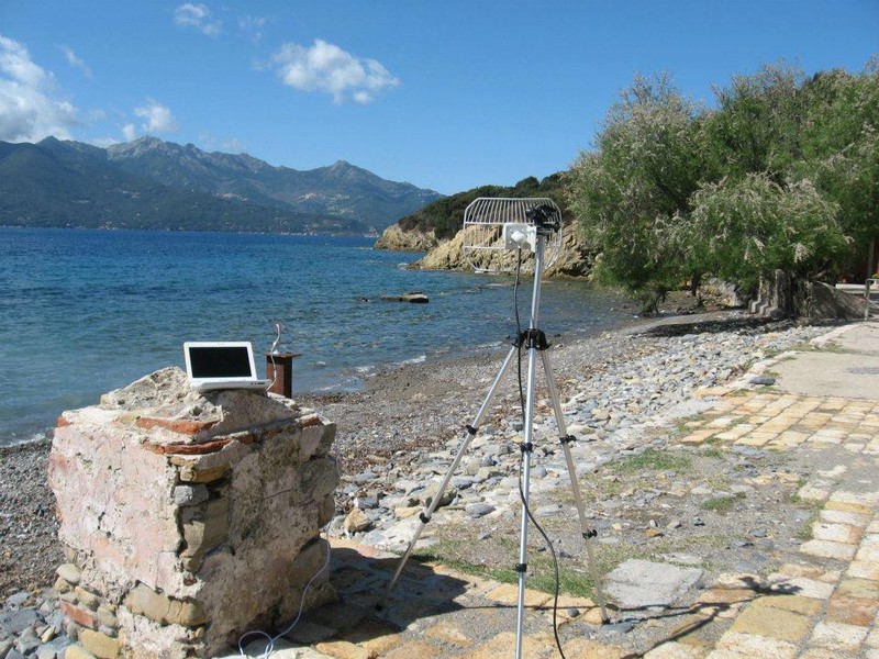 A portable wireless data connection between the Enfola cape and Mount Capanne, Elba, for tests and measurements