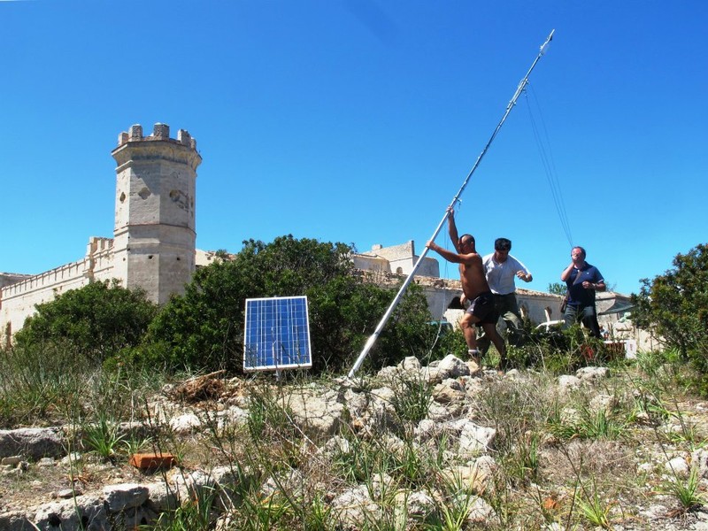 Mounting a hyperlan antenna and a solar panel, with Marco and Riccardo