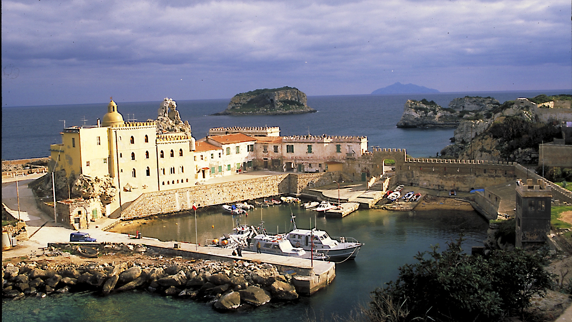 Uno scatto della marina moresca dell’isola di Pianosa: Yashica FX3, Obiettivo Zeiss 50mm, Dia Fuji Velvia 50, Kodak PhotoCD